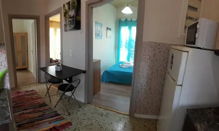 Elektra's With Parking 아르고스톨리온