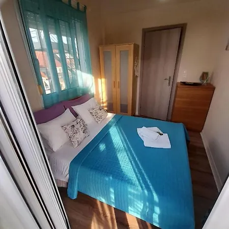 Elektra's With Parking *