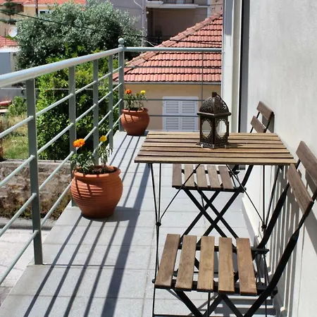 Elektra's With Parking *