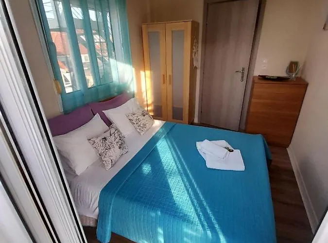 Elektra's With Parking *